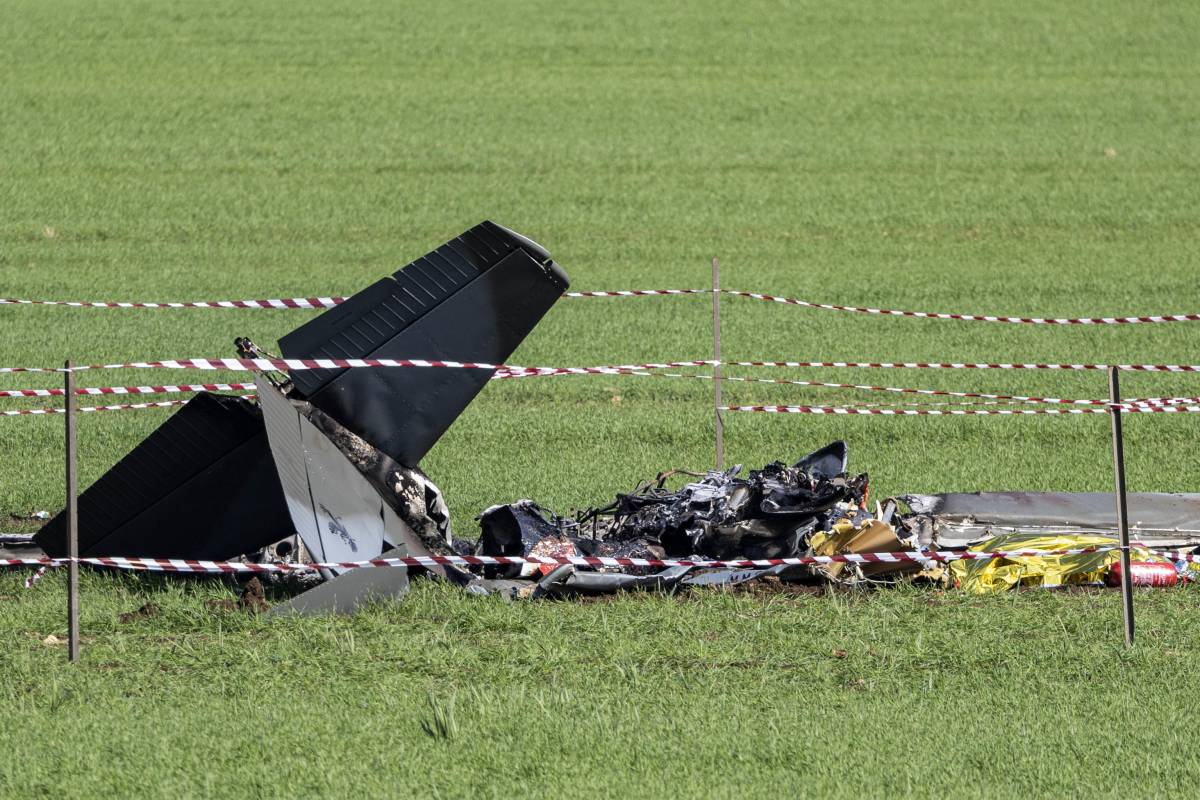 Scontro tra due aerei militari Nello schianto morti i piloti L Identità