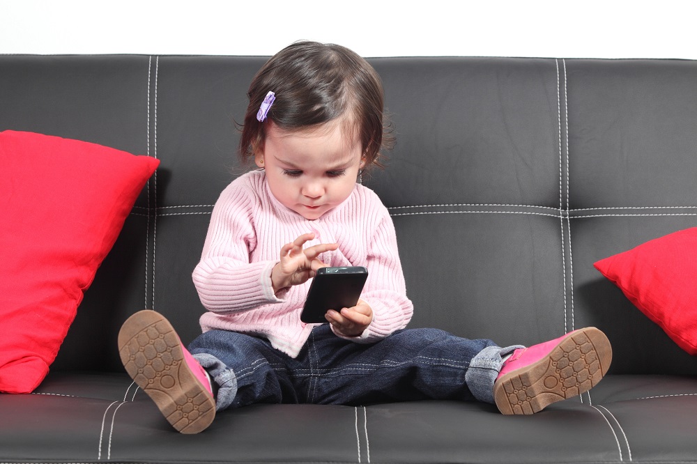 LA GHIGLIOTTINA QUANDO LASCIARE IL CELLULARE ALLA FIGLIA DI 5 ANNI