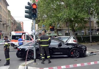 Milano morto 18enne travolto da auto su marciapiede L Identità