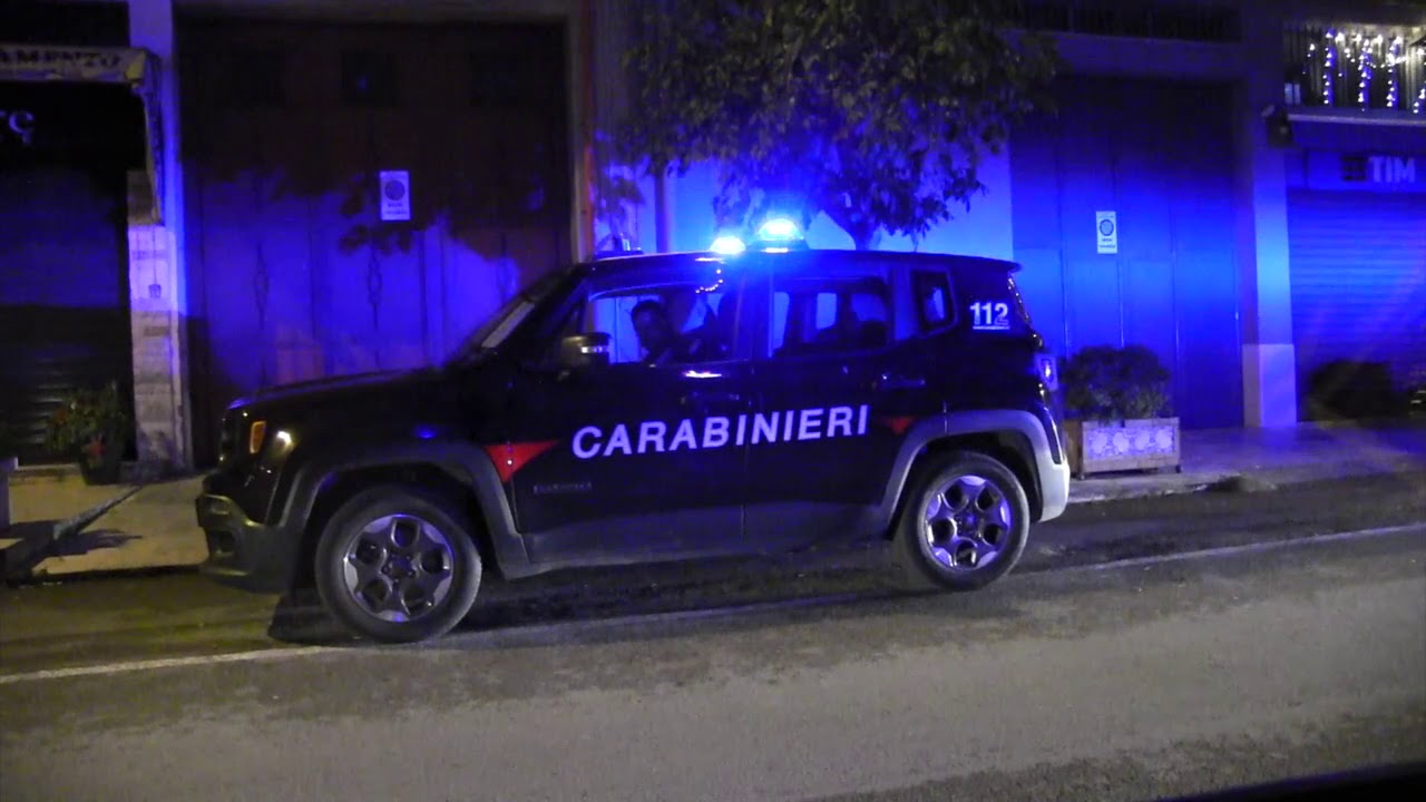 Accoltellata per strada: caccia all’ex fidanzato, è gravissima