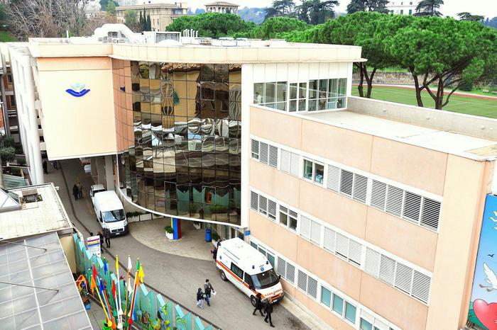 Non c’è l’ha fatta il 12enne precipitato da un balcone a Roma