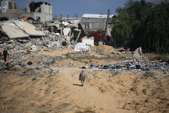 Gaza, si tratta per una tregua. Israele vieta le attività di Unrwa