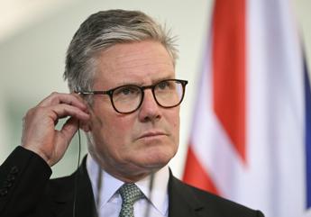 Starmer striglia Putin: “Basta giocare, servono fatti”