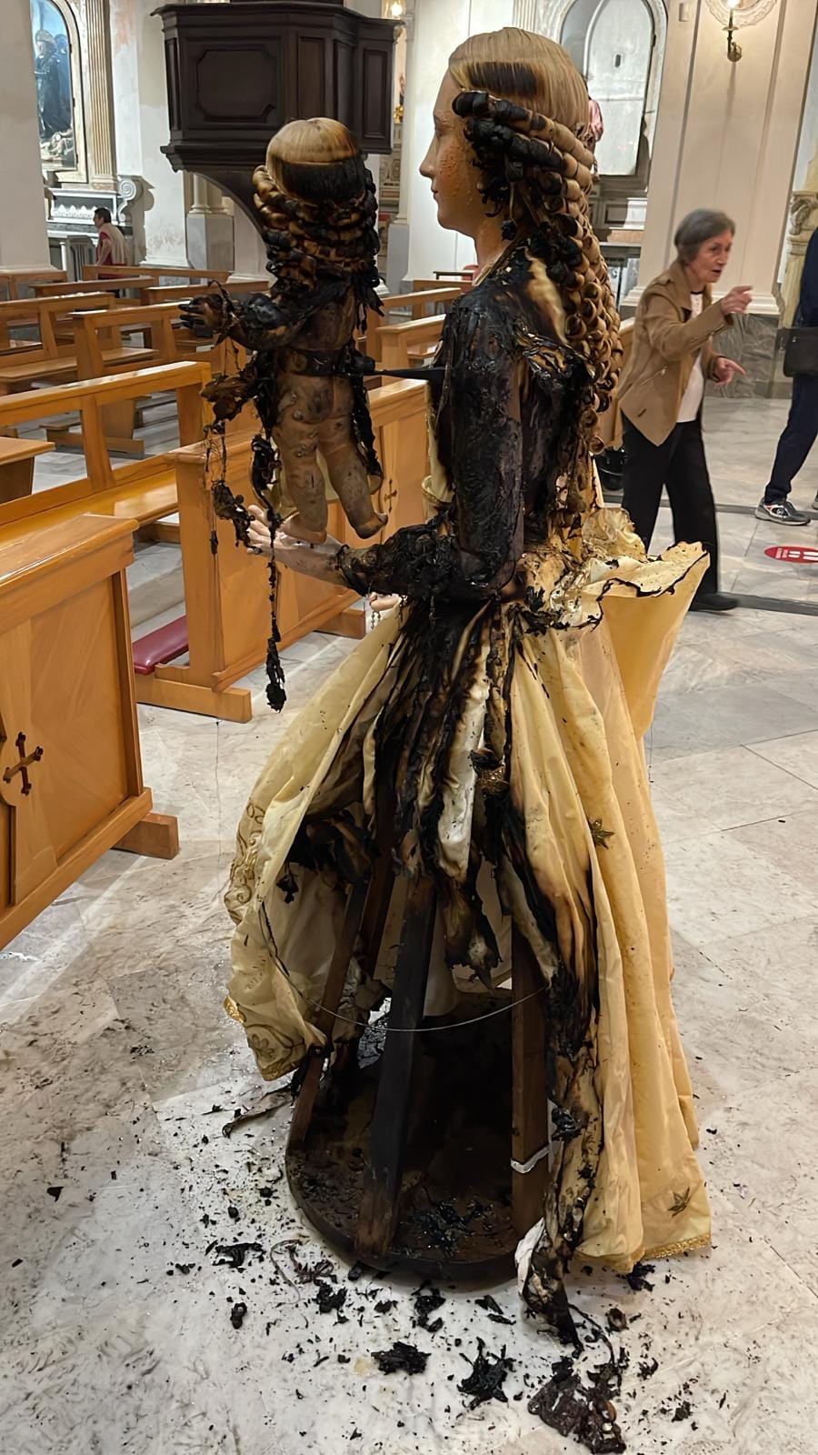 Entra in chiesa e dà fuoco alla statua della Madonna