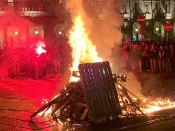 Corteo pro Palestina a Torino, bruciate bandiere di Israele. Tre agenti feriti