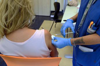 Covid, due vaccini meglio di uno: Usa consigliano doppia dose per evitare ricoveri