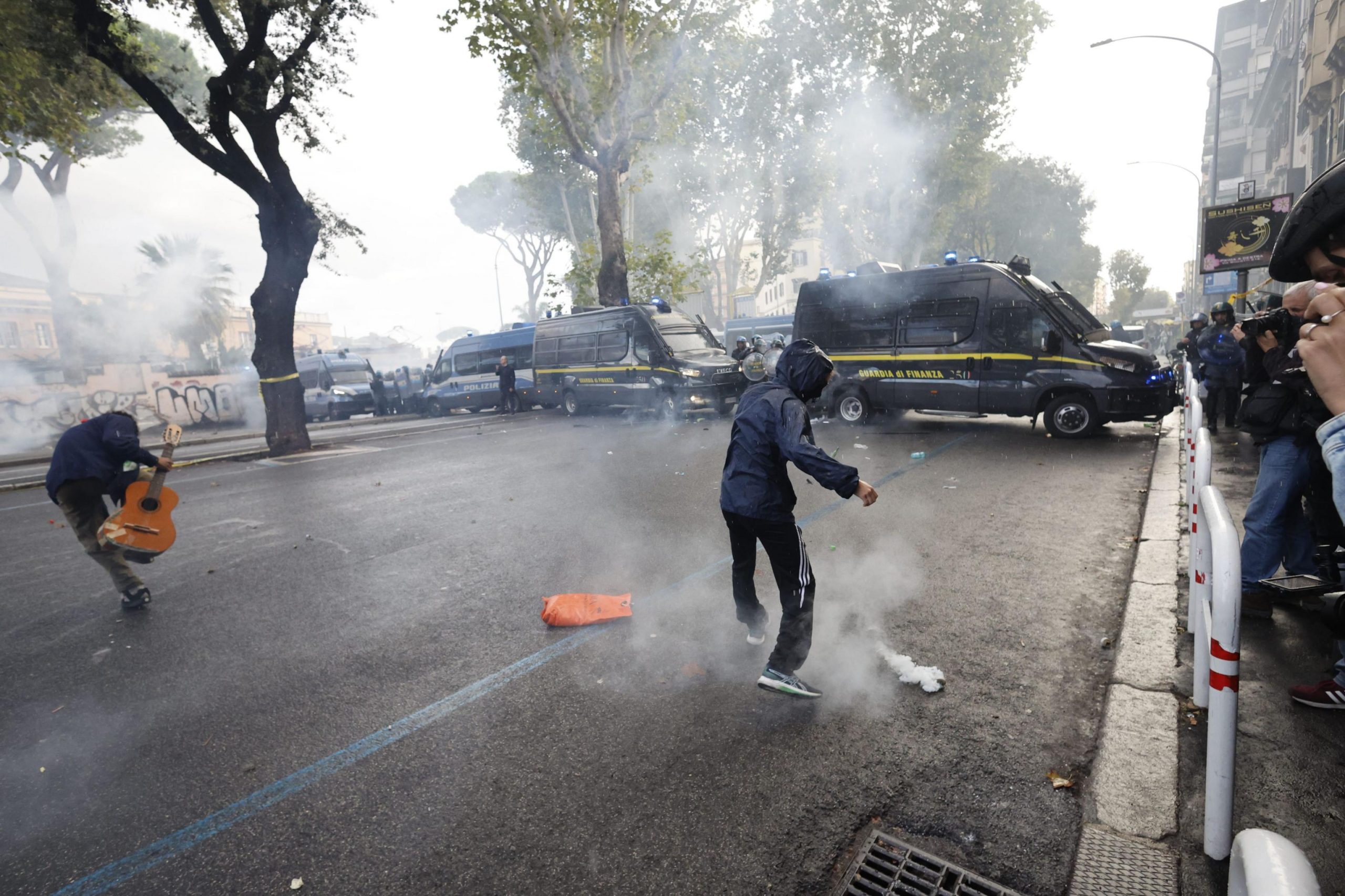 Scontri a Roma: sassi e bastoni contro gli agenti, le cariche, fermati e feriti