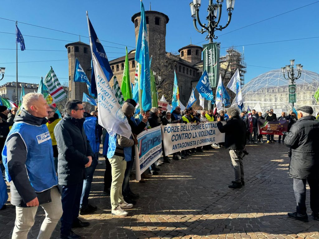 Forze dell’ordine e militari in piazza a Torino “contro violenze e strumentalizzazioni”