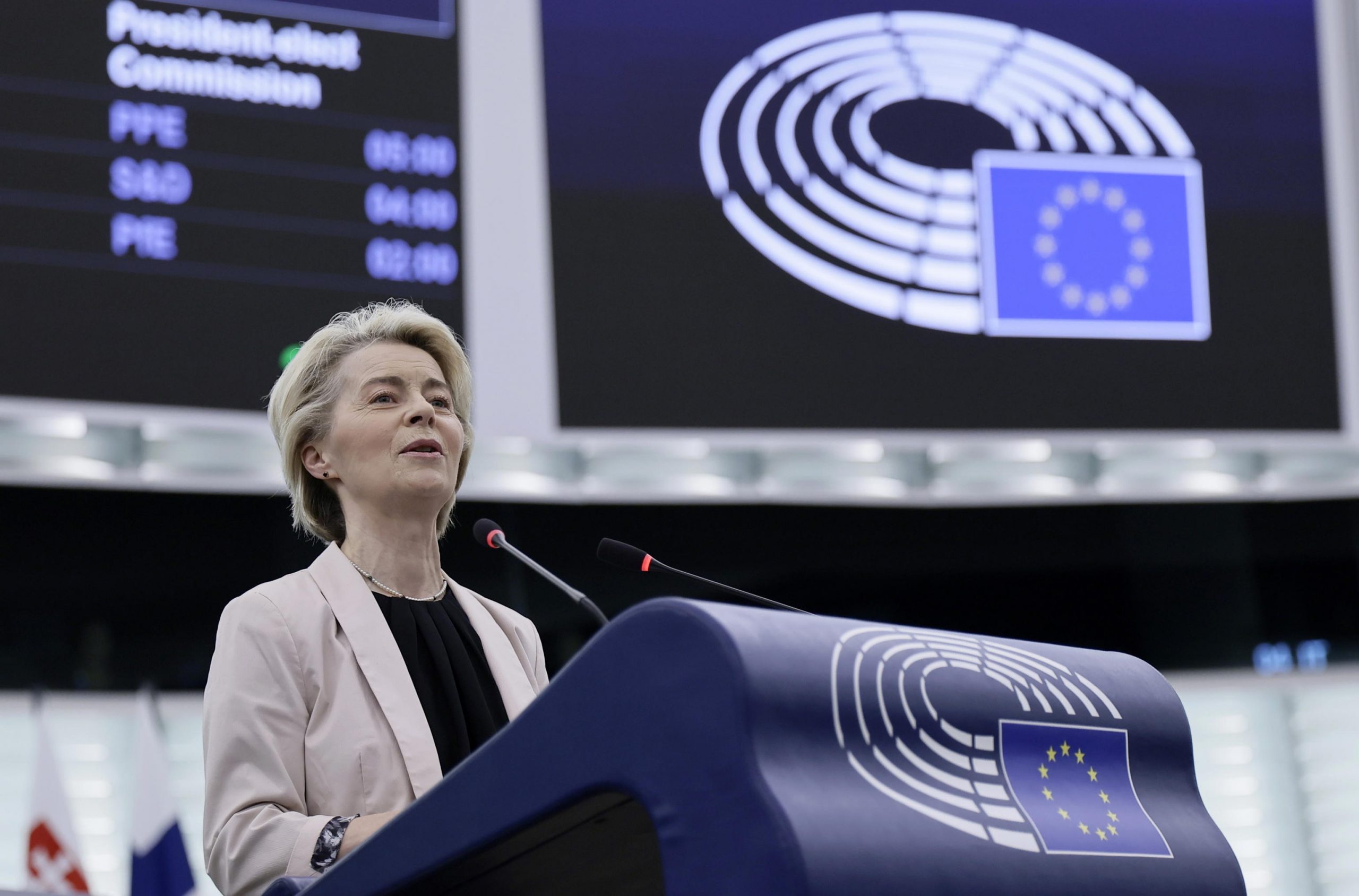 Parlamento europeo, ok con 370 sì alla Commissione von der Leyen bis