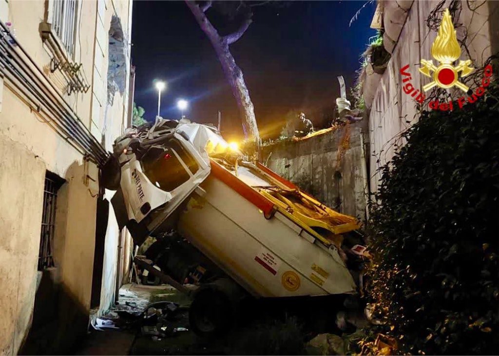 Roma, camion dei rifiuti si ribalta e sfonda il muro di un palazzo