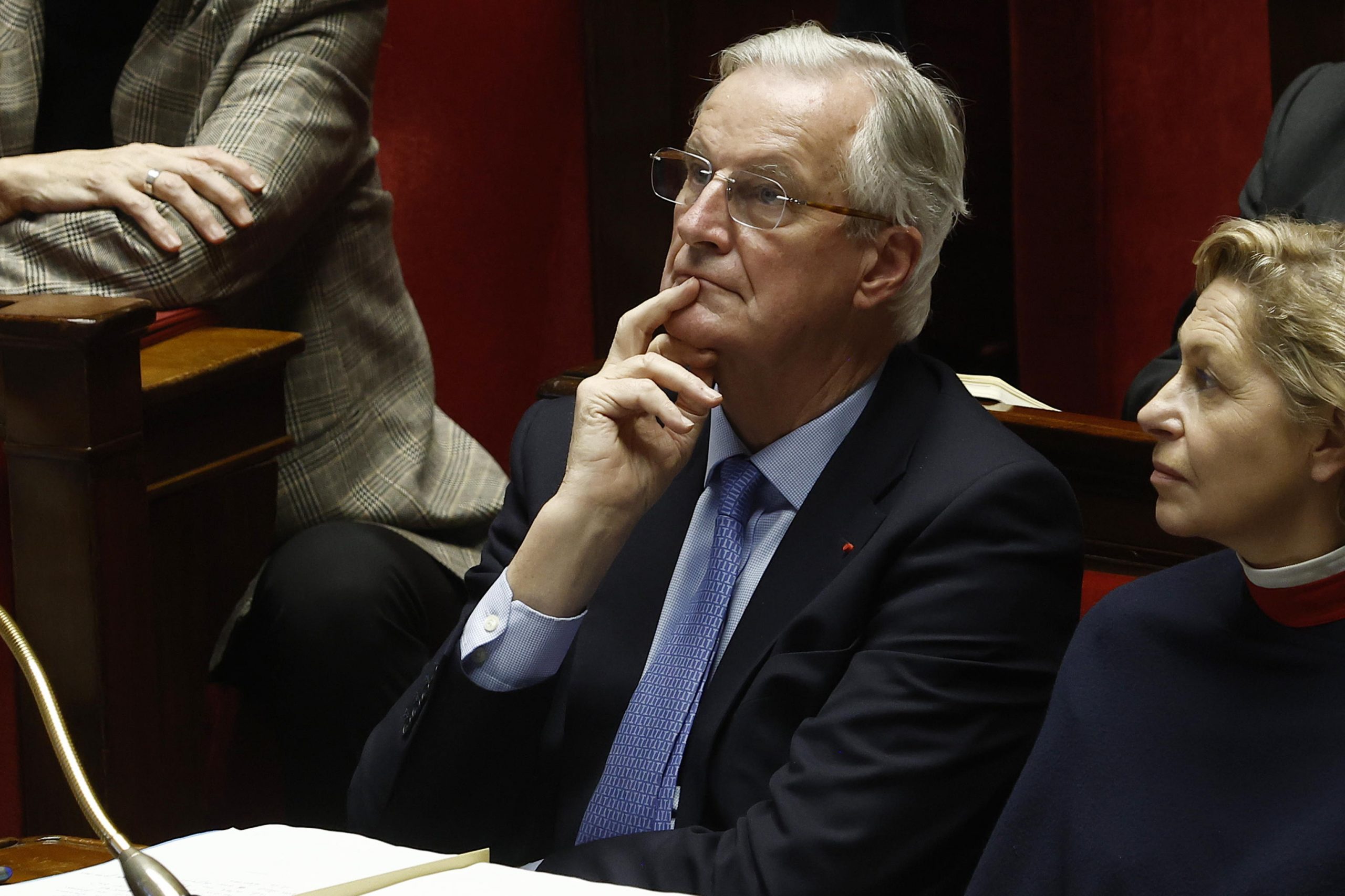 Caduto il governo francese di Barnier. Un Macron ‘azzoppato’ parlerà domani alla nazione