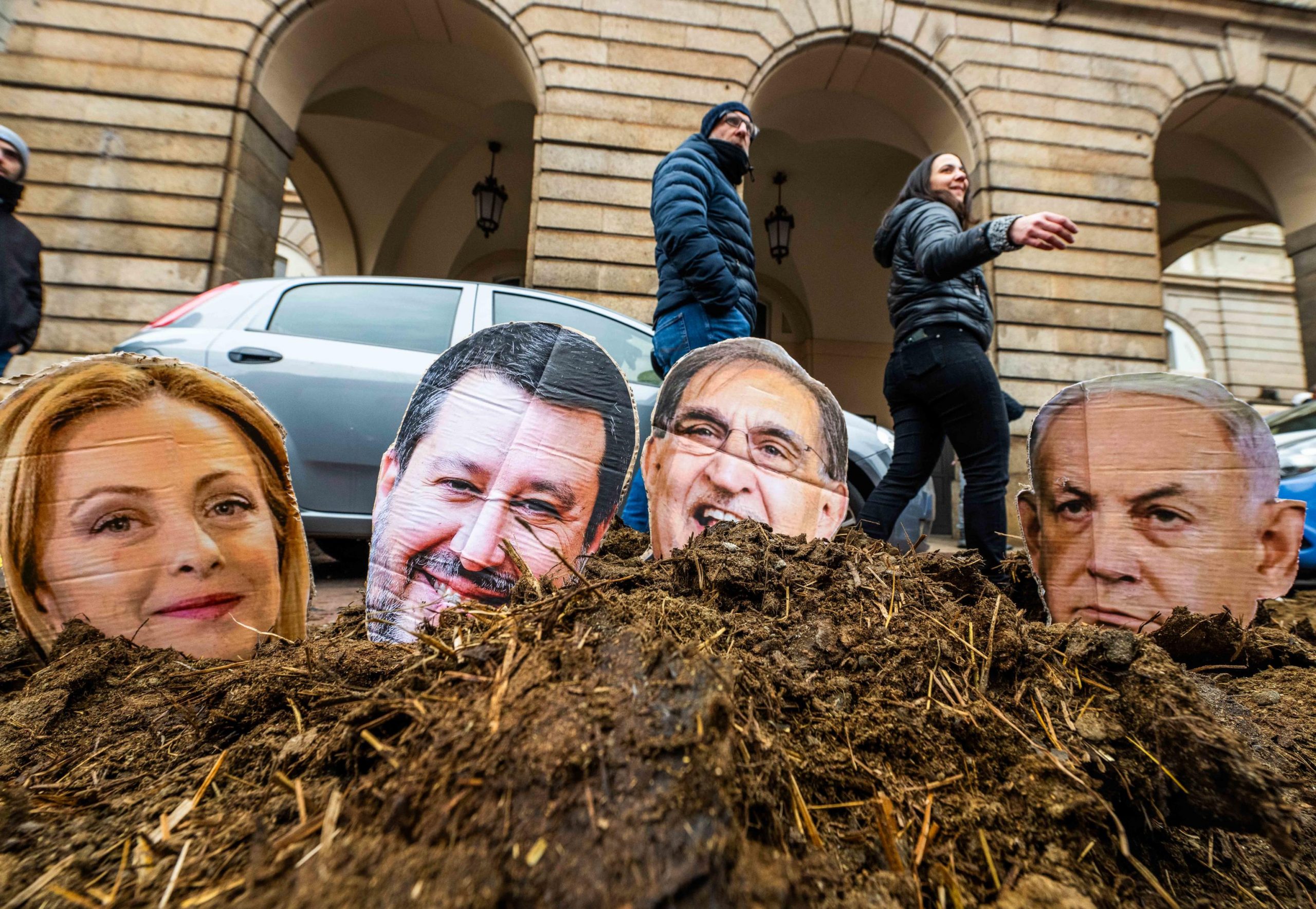 Tensione a Milano per la Prima della Scala: le foto del governo nel letame, in arrivo 3mila pro Pal