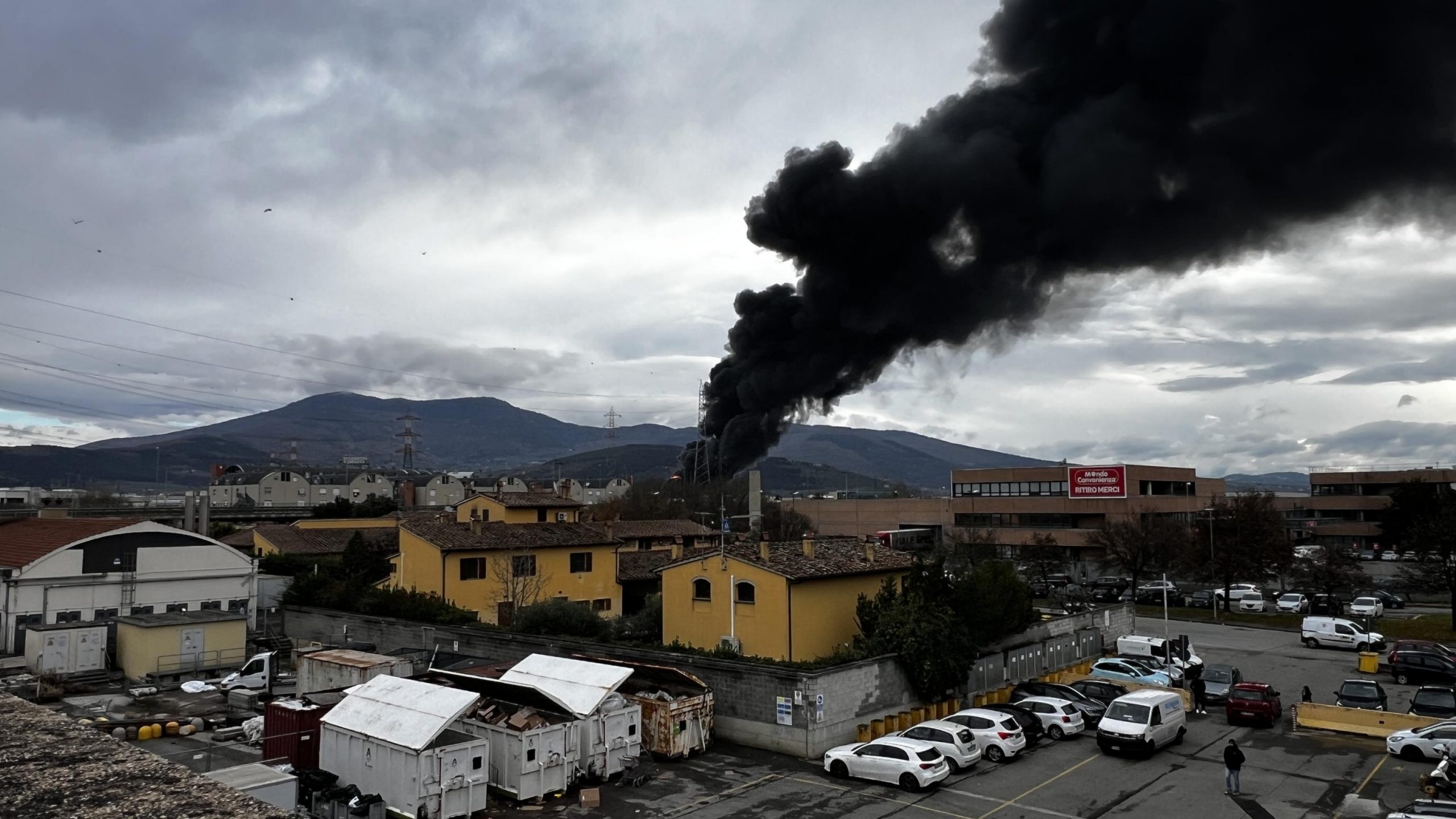 Esplosione in uno stabilimento Eni nel fiorentino. Un morto e diversi feriti