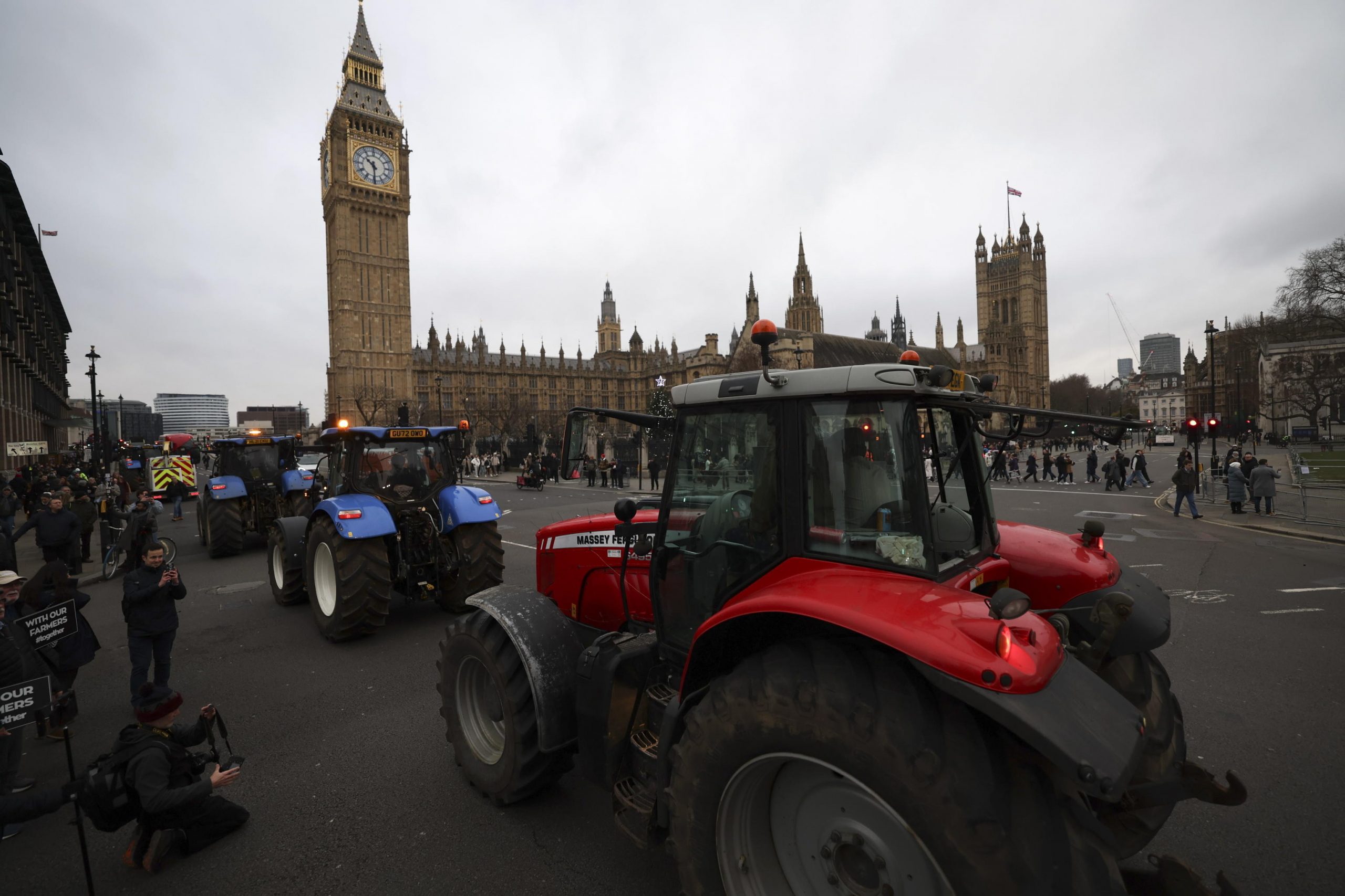 I trattori invadono Westminster, la protesta a Londra