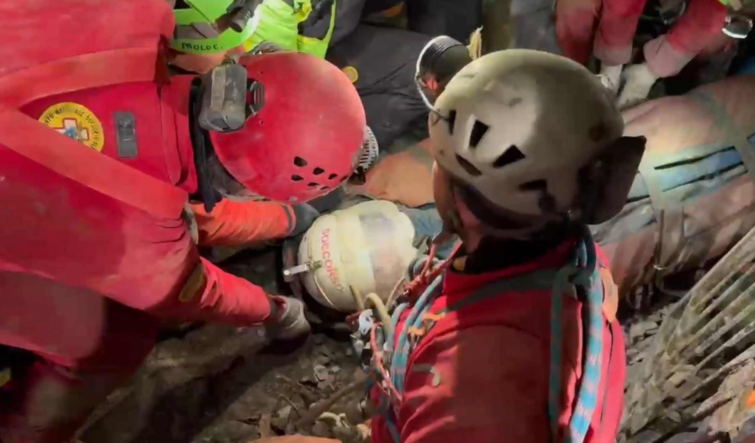 Ottavia Piana fuori dalla grotta, ora è in ospedale a Bergamo