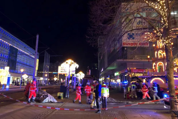 Auto contro la folla in un mercatino di Natale a Magdeburgo: bilancio incerto, molti morti