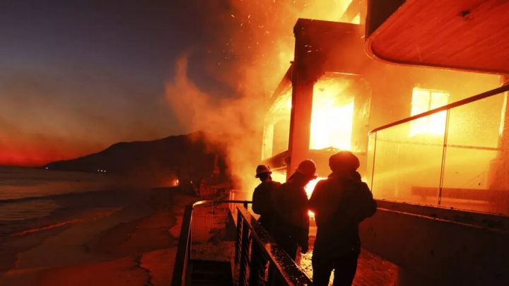 Los Angeles brucia: 16 morti e incendi contenuti solo all’11%. Trump: Politici incompetenti