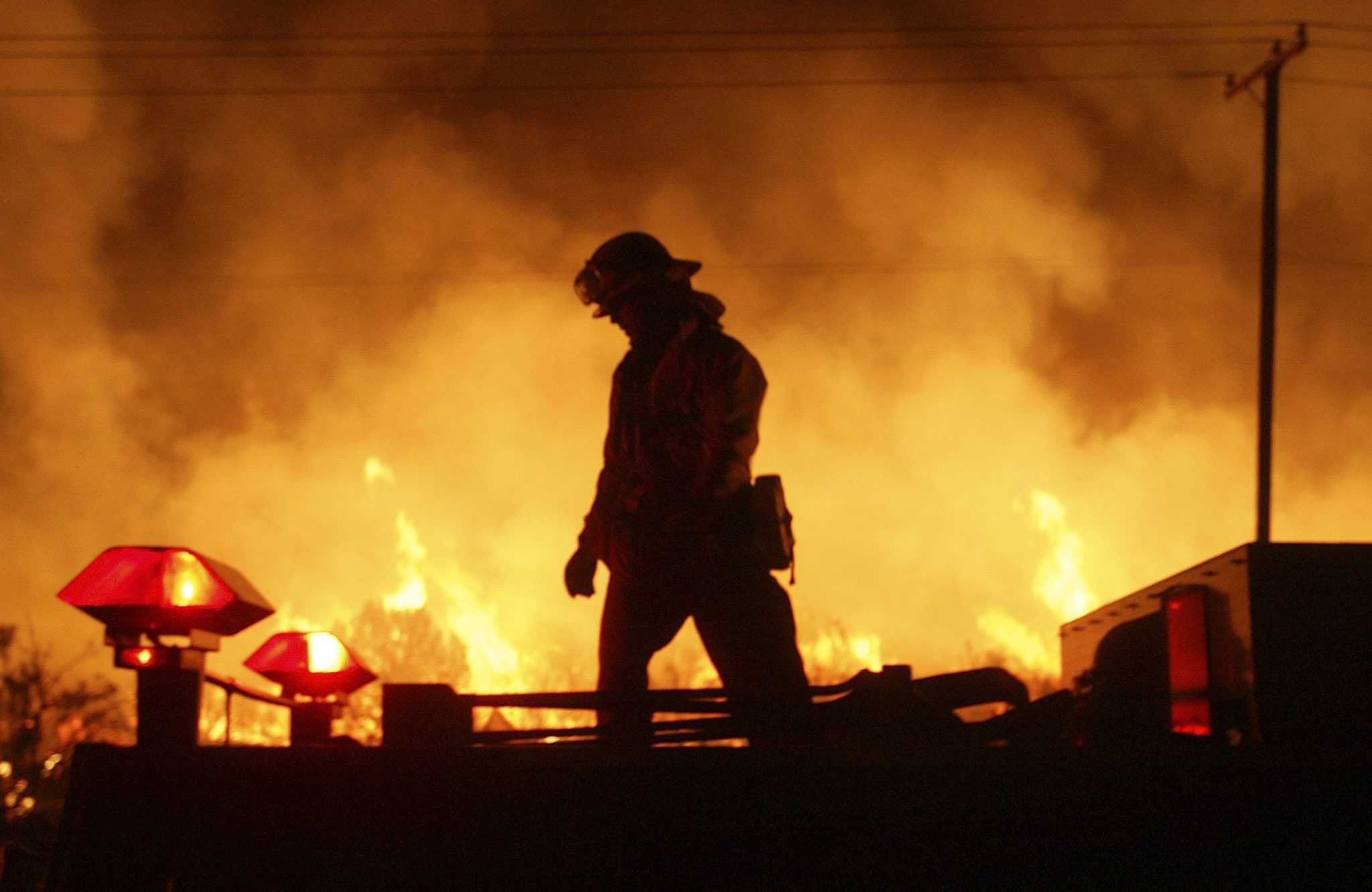 Los Angeles continua a bruciare, 10 morti e 200 mila sfollati