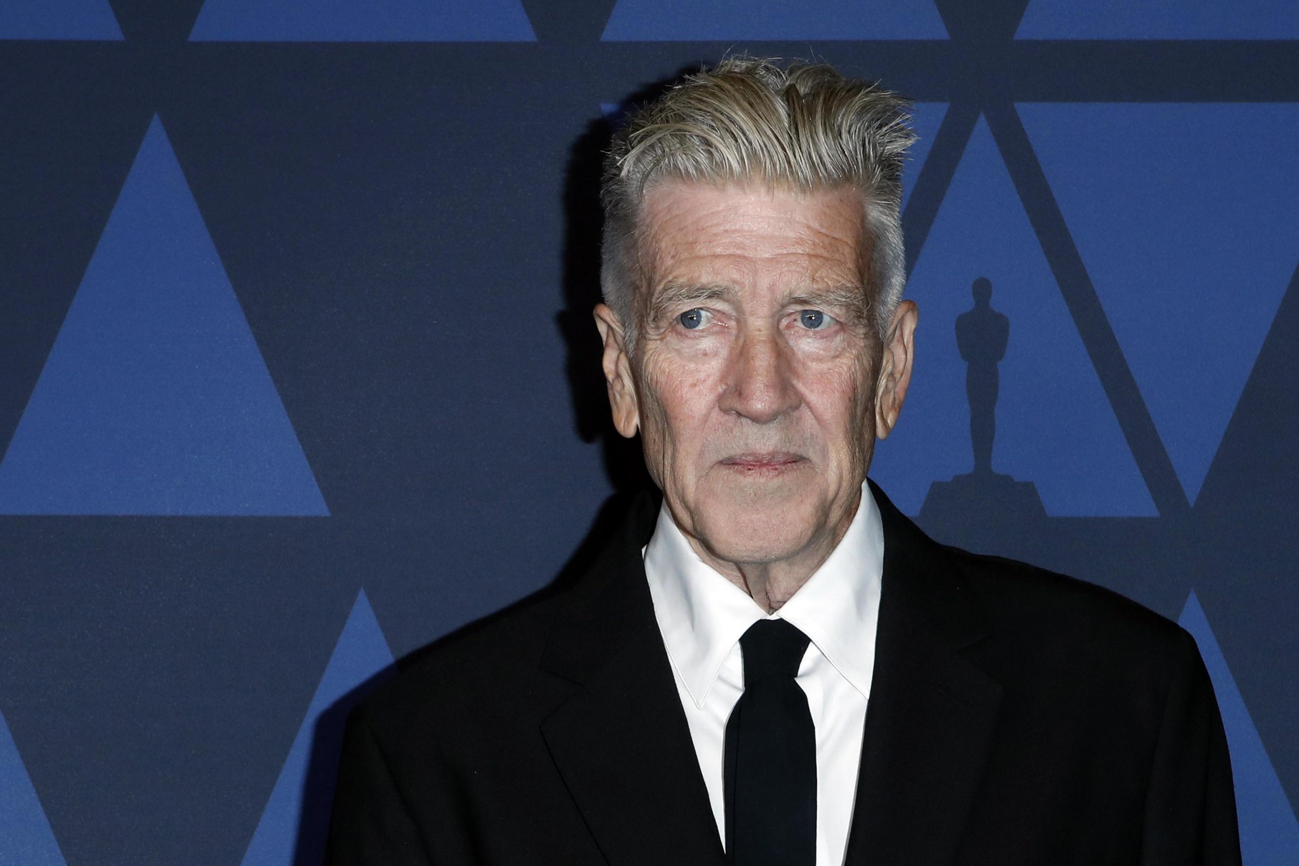 Addio a David Lynch: il genio del cinema si spegne a 78 anni