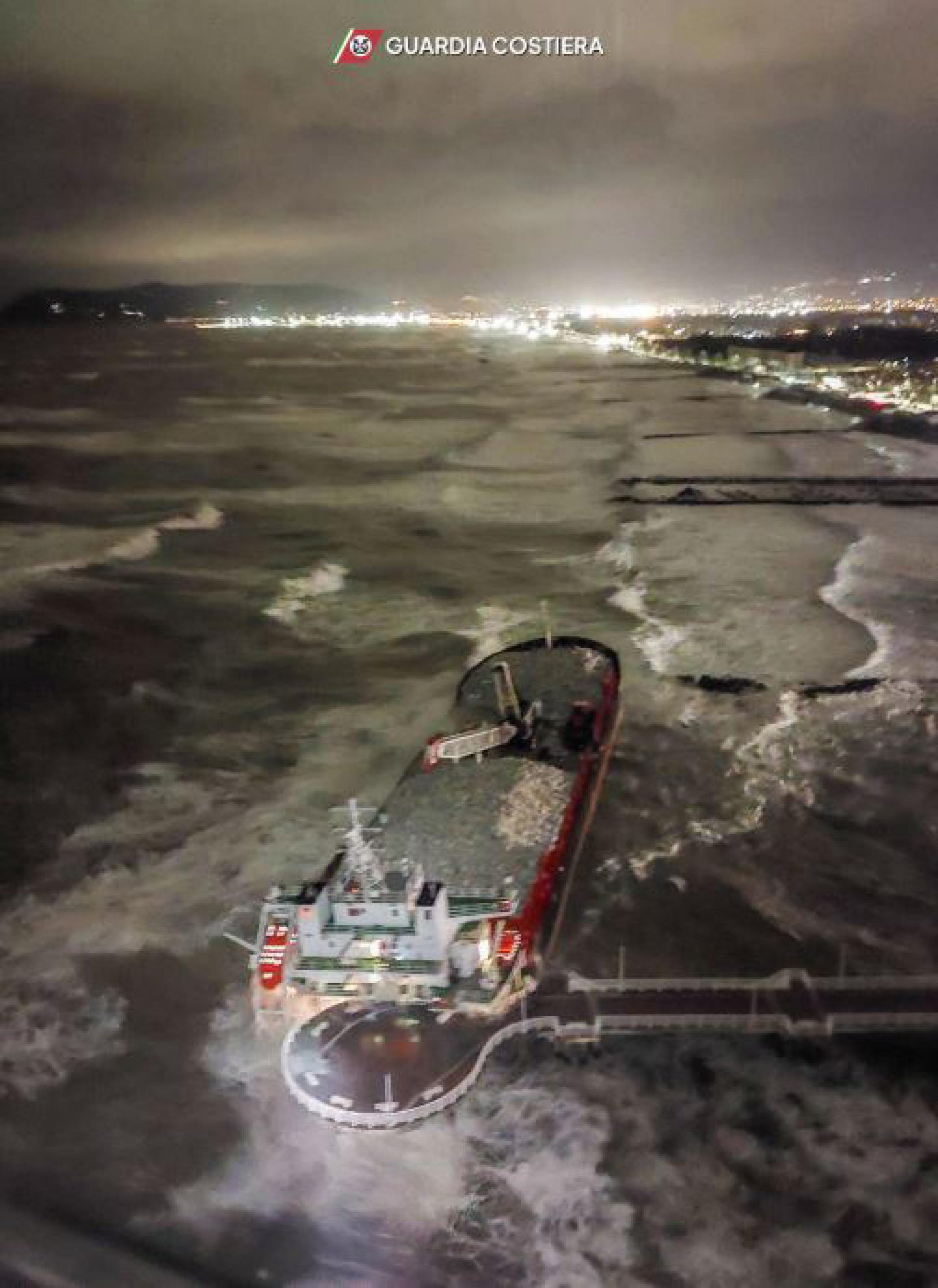 “Naufragio colposo”: cargo incagliato a Massa, allarme per il gasolio a bordo