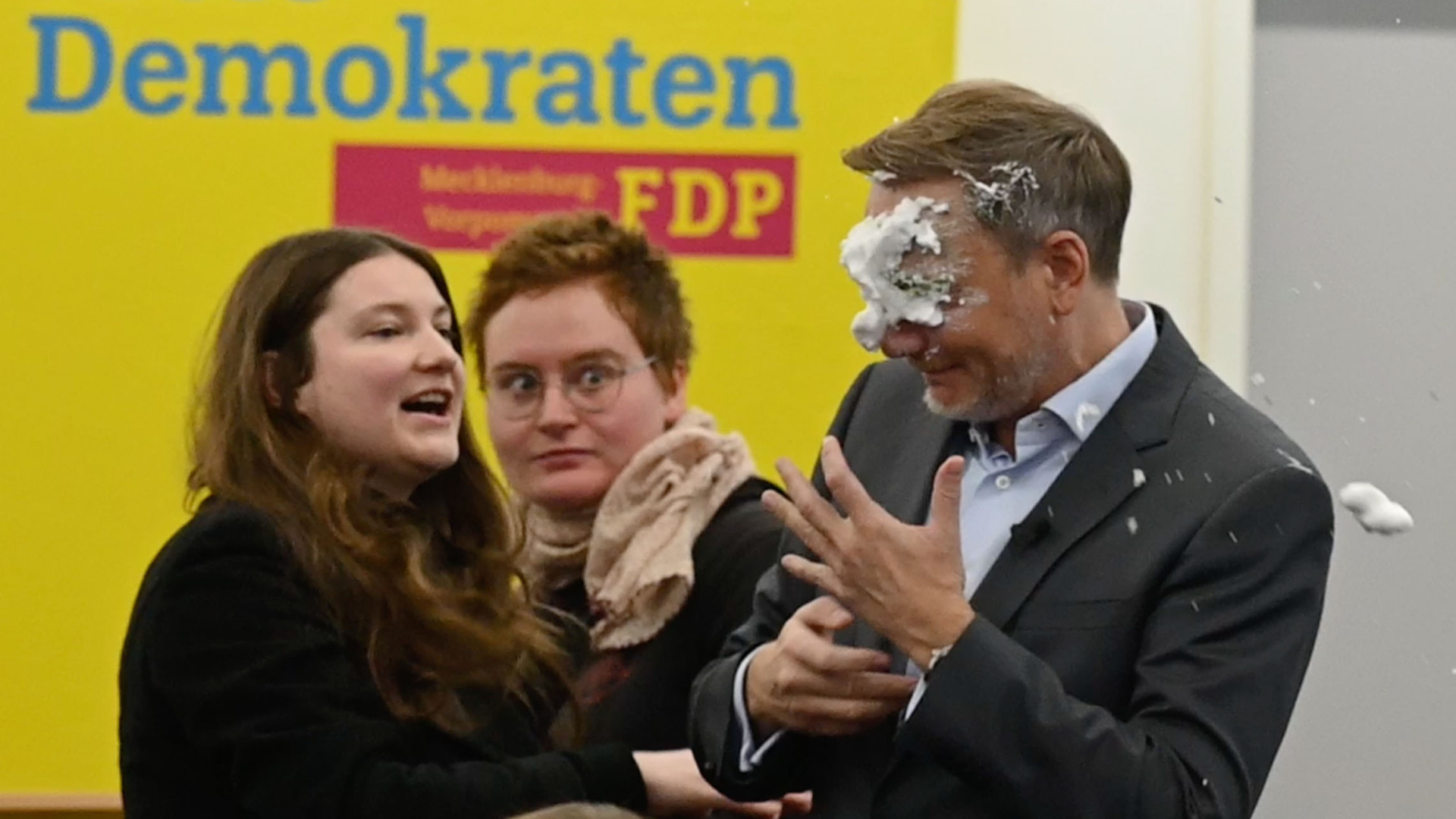 In Germania torta in faccia a Lindner (video)