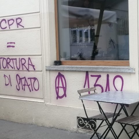 Cortei fuori controllo, bombe carta e scritte su muri e vetrine: i commercianti chiedono tutele