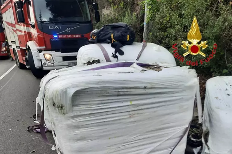 Salerno, camion perde il carico e travolge ciclisti: un morto