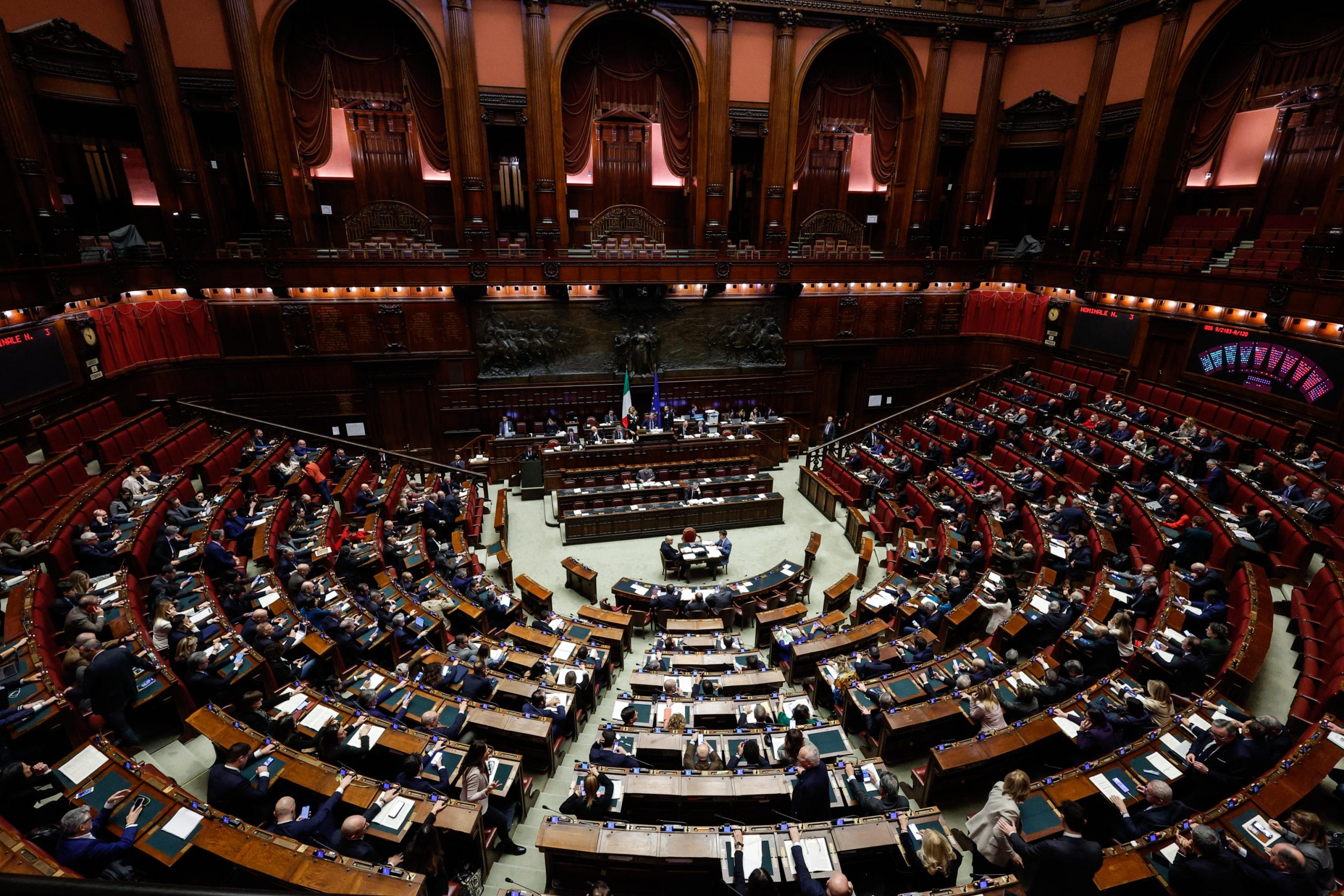 Passa il Dl Cultura, ma in Aula tutti parlano di Almasri