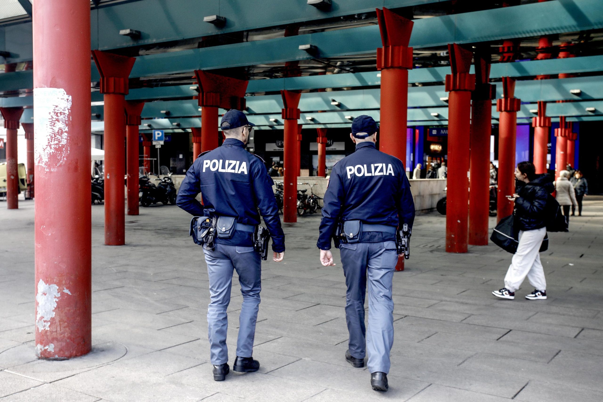 Paura a Milano: caccia all’uomo col fucile in metropolitana