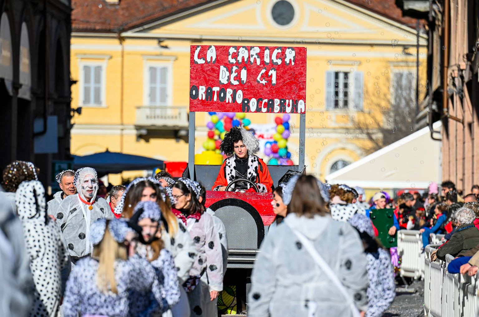 Saluzzo, carri in maschera nell’antica Capitale del Marchesato