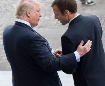 Trump a Macron: Pace entro qualche settimana, ok Putin ai peacekeepers Ue. E poi: Amo l’Italia, brava Giorgia