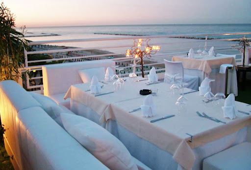 Attico sul Mare si tuffa in cucina con vista dove l’acqua è più blu