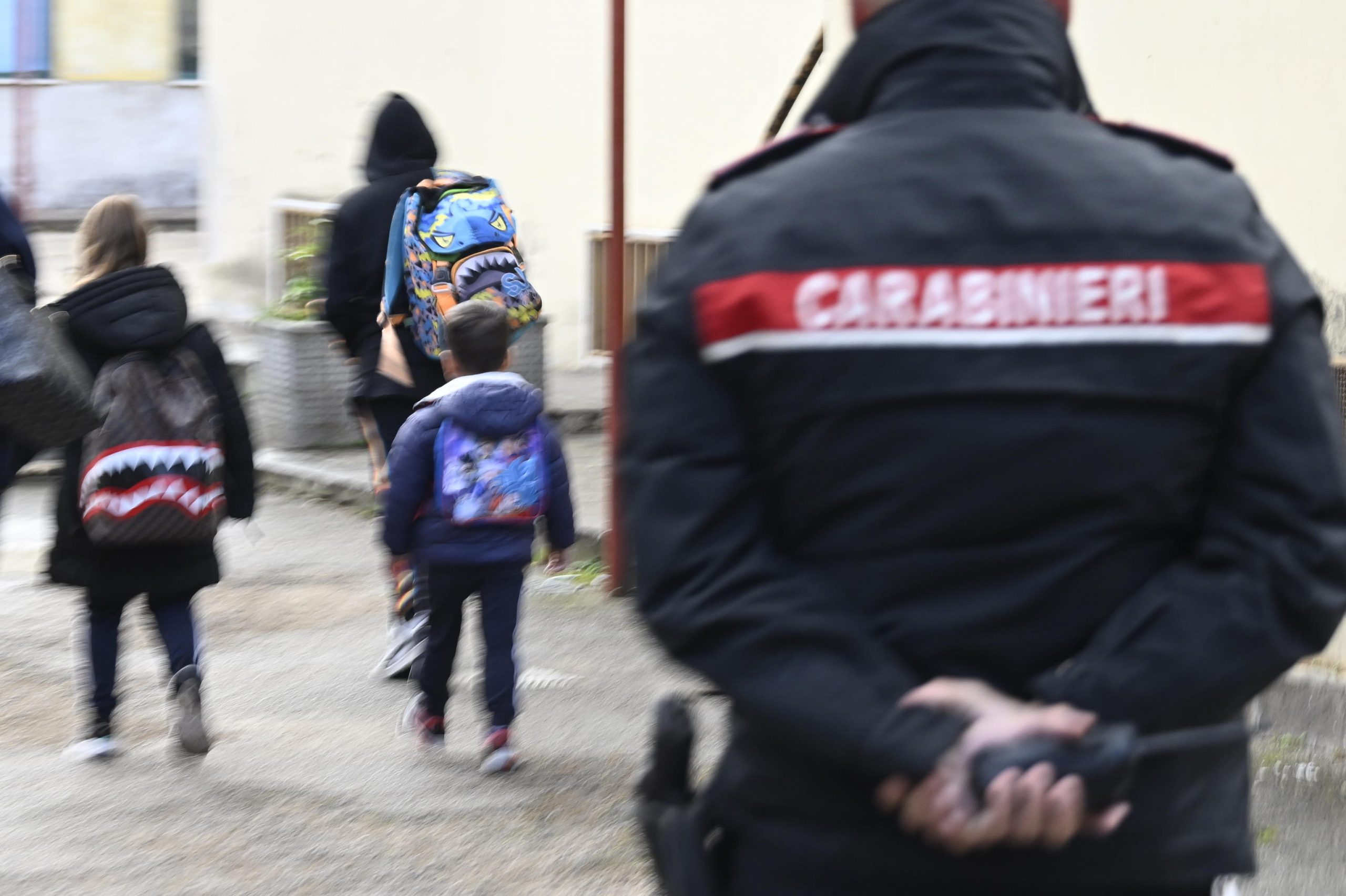 Milano, tentato rapimento davanti scuola: “Voglio un bambino”, arrestato 50enne