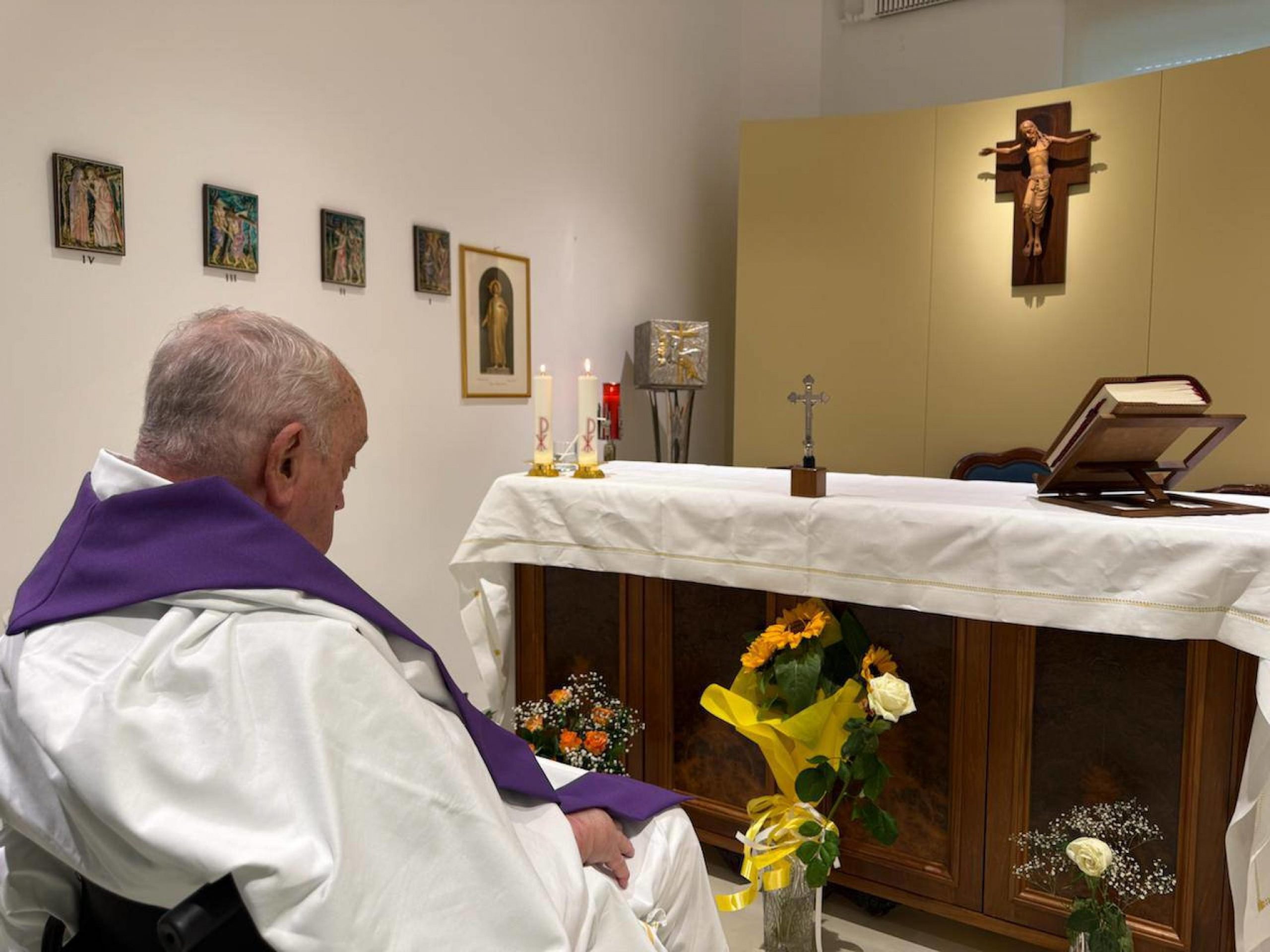 La prima foto di Papa Francesco dal ricovero