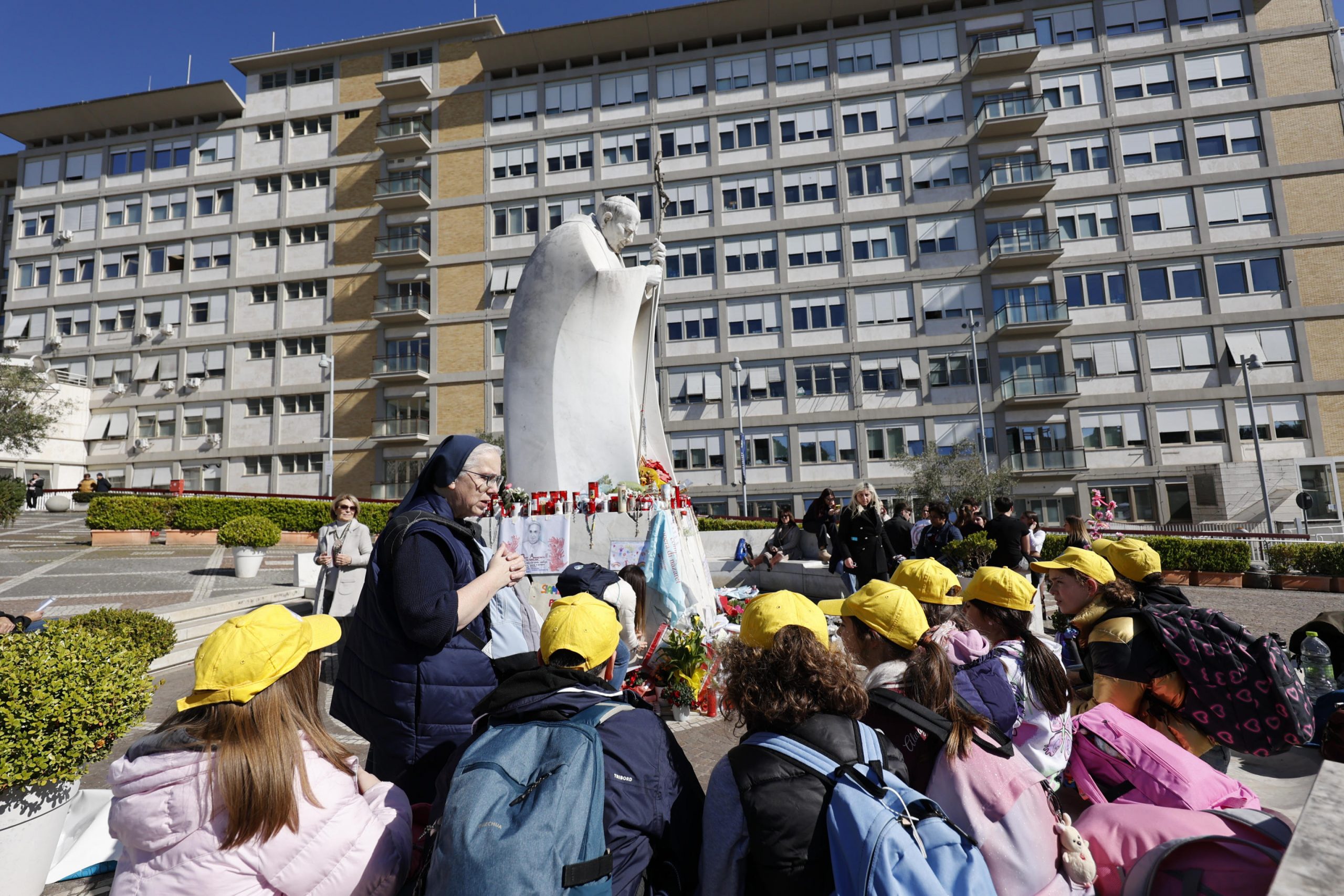 “Torna da noi!” I bambini al Gemelli per Papa Francesco